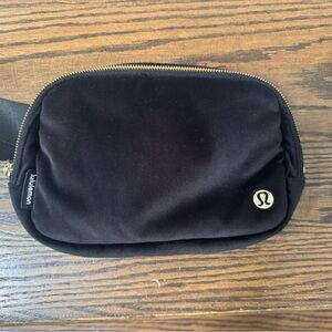LULULEMON VELOUR BELT BAG
BLACK WITH GOLD HARDWARE